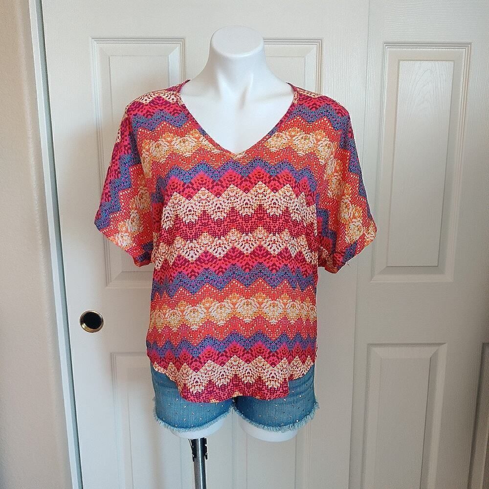 Buttons chevron print v-neck blouse sz S